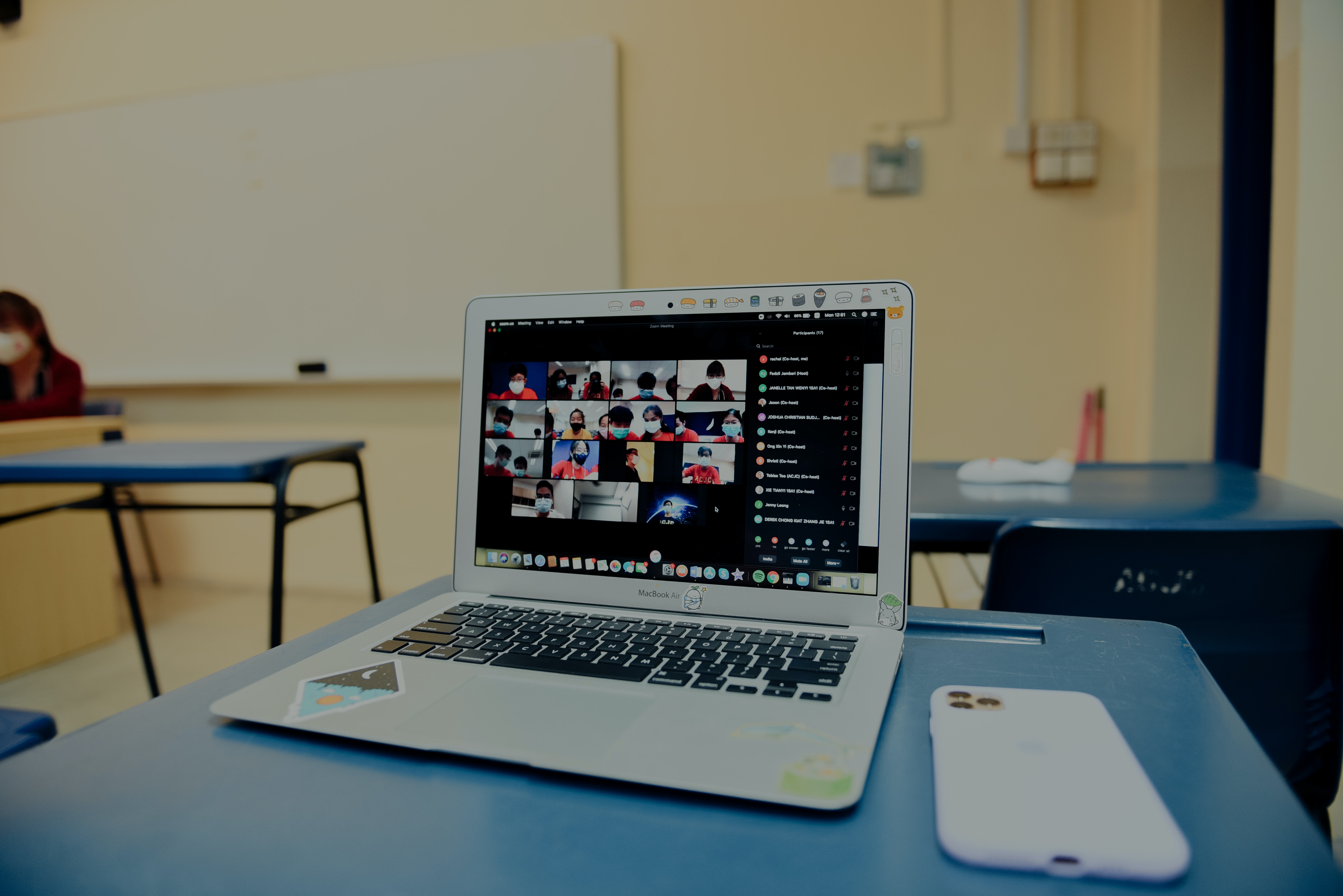 Laptop displaying a live streamed elearning lesson